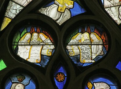 Ventana que representa coro de ángeles con partituras musicales (vidriera) de French School