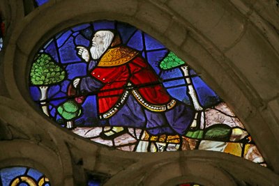 Ventana que representa a Noé escuchando a Dios (vidriera) de French School