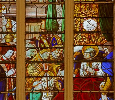 Ventana que representa a San Luis: se recupera milagrosamente de una enfermedad y promete ir a Tierra Santa de French School