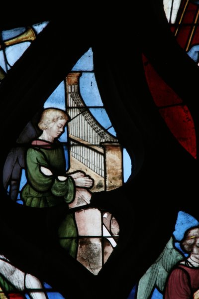 Ventana que representa a un Ángel Musical de French School