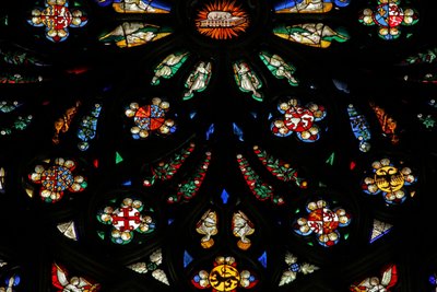 Ventana que representa un detalle de la rosa oeste; los escudos de armas incluyen Montmorency-Laval, Bertrand Duguesclin y Oliver de Clisson de French School