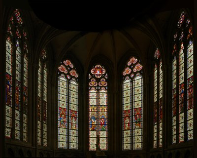Ventana que representa una vista de la capilla este: las tres ventanas centrales son modernas pero las otras pertenecen a finales del siglo XIII de French School