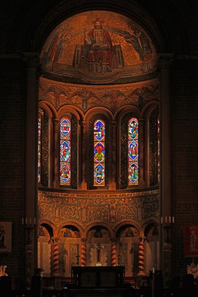 Ventana que representa una vista del ábside con los paneles franceses del siglo XIII reinstalados de French School