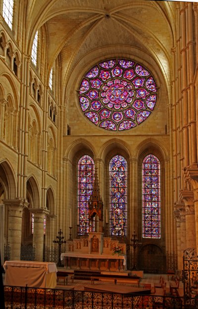 Ventana representando una vista del extremo este de la catedral de French School
