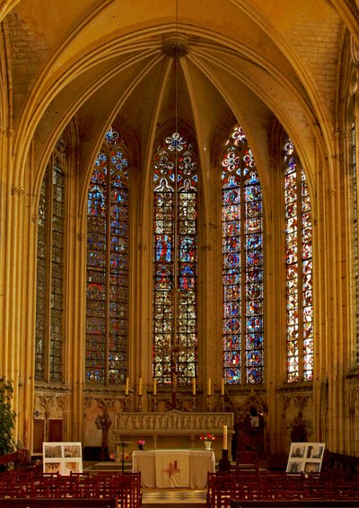 Ventana que representa una vista del extremo este del coro de French School