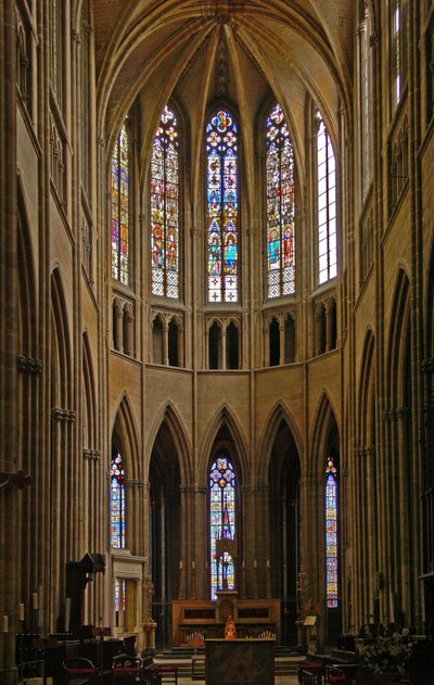 Ventana representando una vista del extremo este del coro de la catedral de French School