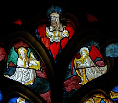 Ventana que representa ángeles musicales y Dios de French School