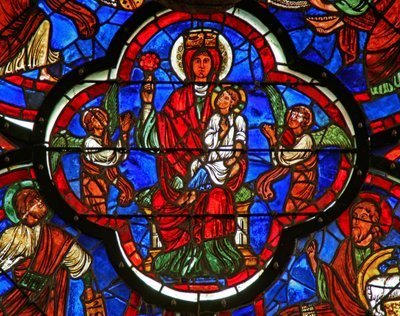 Ventana que representa a la Virgen sosteniendo a Cristo en su rodilla y una rosa en su mano derecha (detalle) de French School