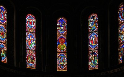 Ventana que representa las ventanas este del ábside con paneles franceses del siglo XIII reinstalados de French School