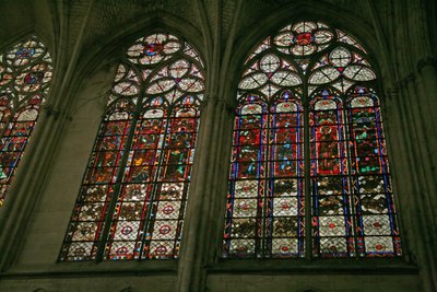Ventana que representa el lado norte del coro con las ventanas de banda de vitrales del claristorio de French School