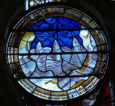 Ventana que representa a los monstruos marinos gritando de French School