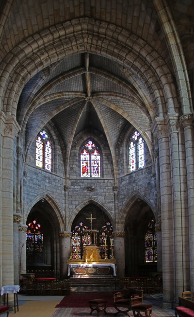Ventana que representa la vista hacia el este con las ventanas w1 y w2 relacionadas con la Hermandad de la Eucaristía detrás del altar (vista) de French School