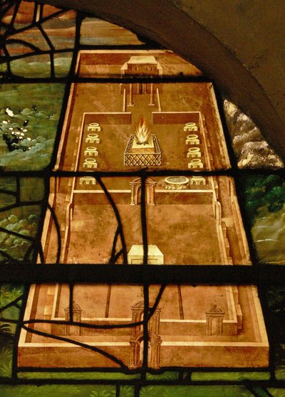 Ventana en el Charnier (w.7) que representa el Templo de French School