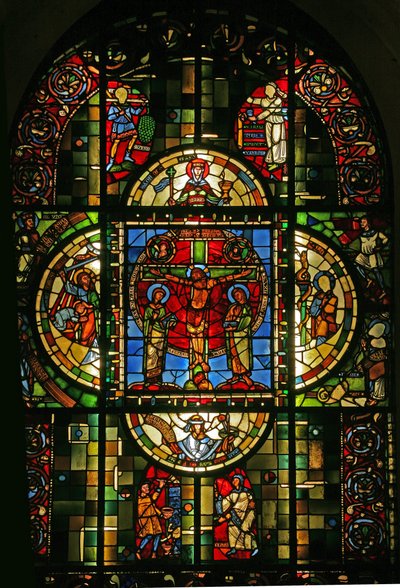 Ventana en la Sacristía que representa la Crucifixión en el centro de la ventana Tipológica de French School