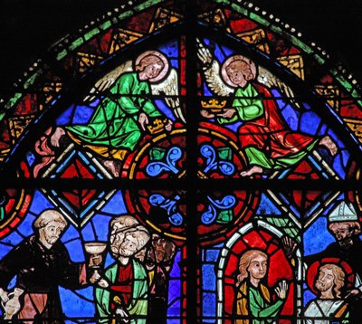 Ángeles en la parte superior de la ventana de San Brioude de French School