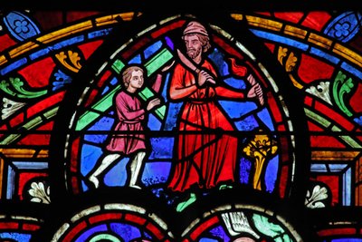 Ventana w0 que representa a Abraham con Isaac llevando leña de French School