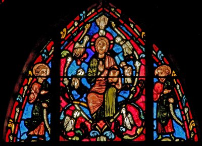 Ventana w0 que representa a Cristo con las siete palomas del Espíritu Santo de French School