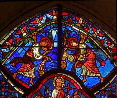 Ventana que representa ángeles con incensarios de French School