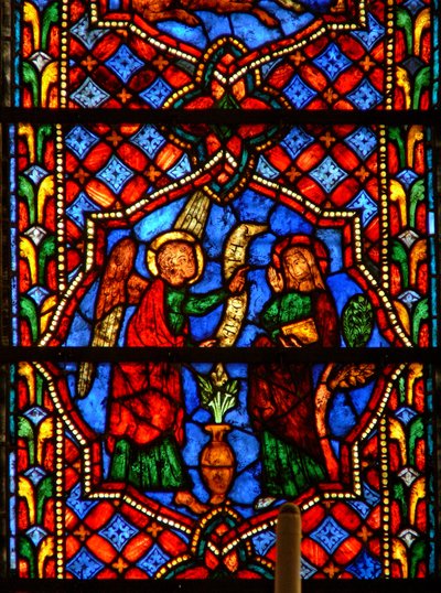 Ventana que representa la Anunciación de French School