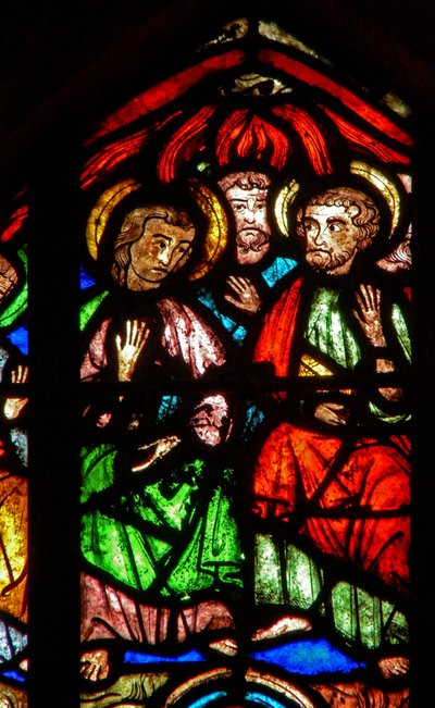 Ventana w0 que representa a la Virgen María en Pentecostés de French School