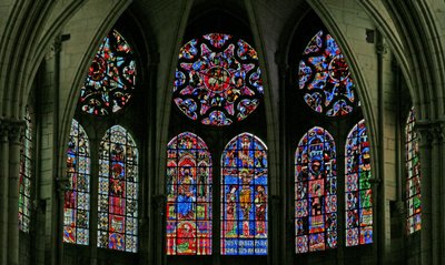 Ventana w100 con una vista de las ventanas del triforio en el extremo este del coro de la catedral de French School