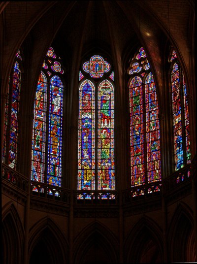 Ventana que representa una vista del extremo este del coro de la catedral de French School