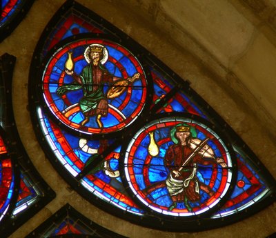 Ventana que representa a los Ancianos del Apocalipsis con instrumentos musicales de French School