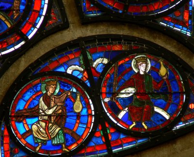 Ventana que representa a los Ancianos del Apocalipsis con instrumentos musicales de French School