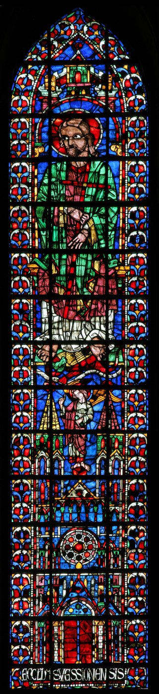 Ventana w102 que representa a San Andrés y la iglesia de Soissons de French School