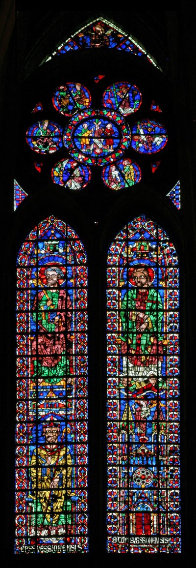Ventana w102 que representa a San Pedro y San Andrés; Catedral de Soissons y un obispo; en la rosa Escenas de la vida de San Pedro de French School
