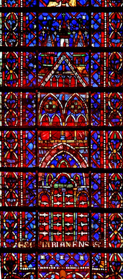 Ventana w105 que representa la iglesia catedral de Amiens de French School