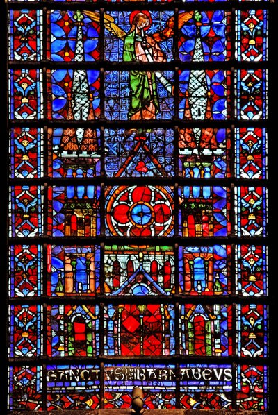 Ventana w107 que representa la iglesia catedral de Therouanne de French School