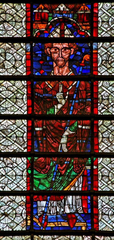 Ventana w109 que representa a un arzobispo de French School