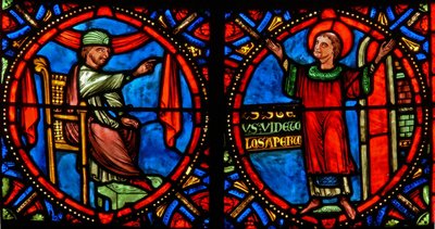Ventana w10 que representa al Sumo Sacerdote tratando de disuadir a San Esteban de predicar (moderna) de French School