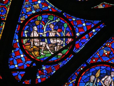 Ventana w115 que representa a Adán y Eva bajo un árbol con animales y aves de French School