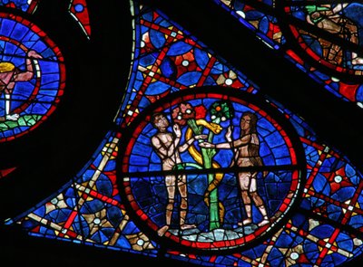 Ventana w115 que representa la historia de Adán y Eva: la serpiente engaña de French School