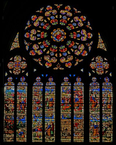 Ventana w120 con Dios Padre rodeado de querubines y ángeles en el rosetón. En los lancetas: la vida de Moisés de French School
