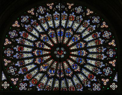 Ventana w121, la ventana de rosetón norte, que representa a Apóstoles, Evangelistas, obispos, reyes, mártires, San Pedro y San Pablo (ventana de rosetón - interna) de French School
