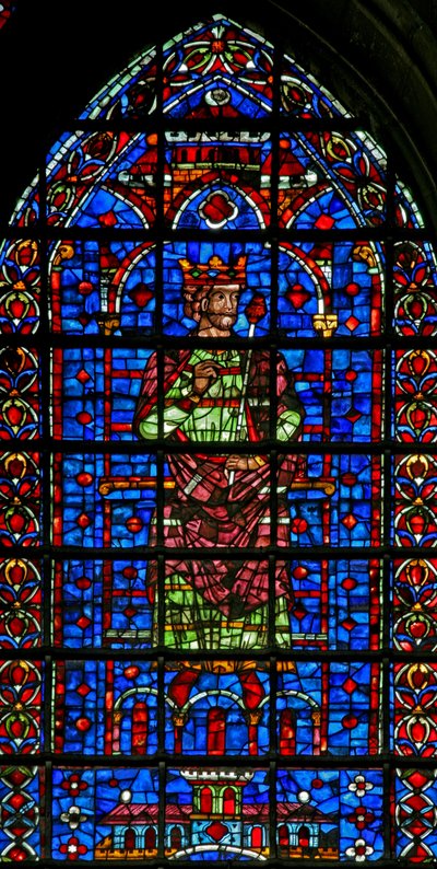 Ventana w127 (figura superior) que representa a un rey de French School