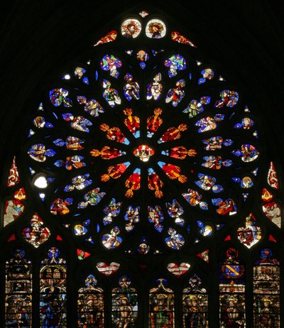 Ventana w135 con Dios, serafines, ángeles músicos y diez de los Apóstoles. Los lancetas inferiores contienen figuras del siglo XVI tardío, los santos patronos de los entonces canónigos: San Jaime, San Cristóbal, San Carlomagno de French School