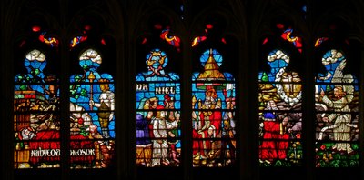 Ventana w136 que representa escenas de la historia de Daniel de French School