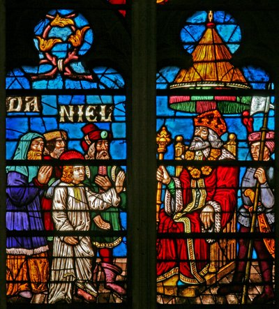 Ventana w136 que representa escenas de la historia de Daniel: ante Nabucodonosor de French School