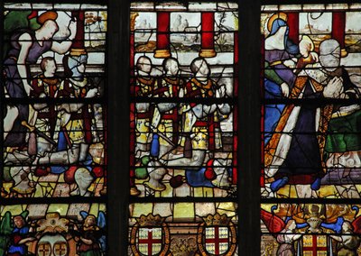 Ventana w13 que representa a Anne de Montmorency con su santa patrona Santa Ana (enseñando a leer a la Virgen) y 5 de sus hijos de French School