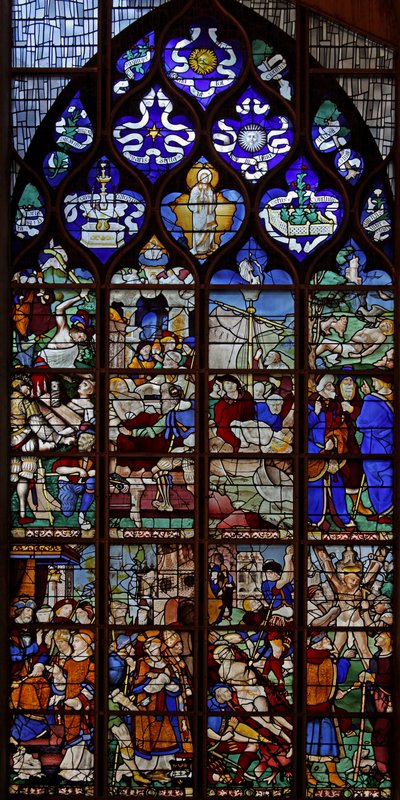 Ventana w13 que representa el martirio de San Vicente; la Letanía de la Virgen en las luces del tracería de French School