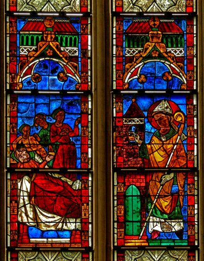 Ventana w13 que representa una escena de una leyenda de San Nicolás: Tres niñas son salvadas de la prostitución por la generosidad del santo de French School