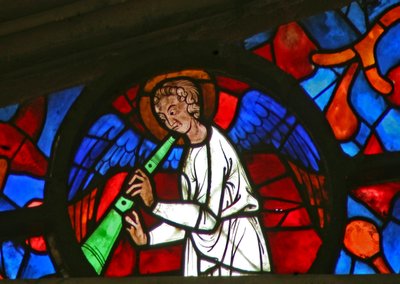 Ventana w141 que representa un ángel músico con un chirimía de French School