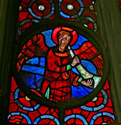 Ventana w141 que representa un ángel músico con un chirimía de French School