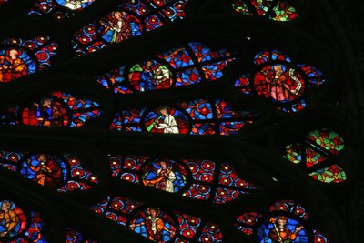 Ventana w141 que representa una sección de la ventana de rosetón oeste de French School