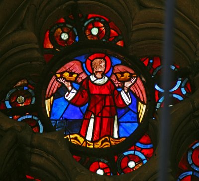 Ventana w141 que representa un ángel llevando coronas de French School