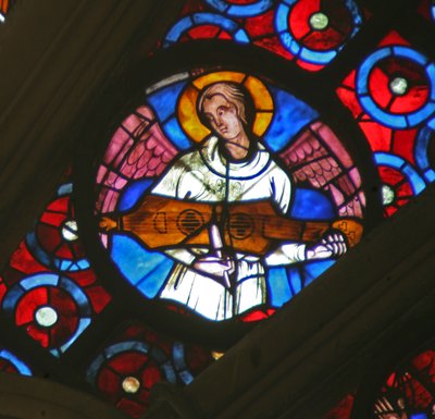 Un ángel con un instrumento musical de cuerdas de French School